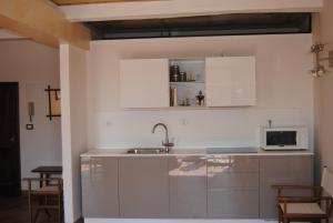 a kitchen with a sink and a microwave at I Balconcini in Siena