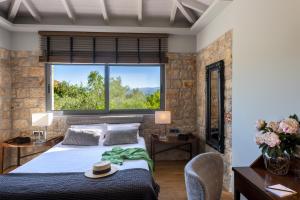 Кровать или кровати в номере Anthemion Suites and Villas