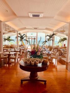 um restaurante com mesas e cadeiras e uma mesa com flores em The Addresse on the Beach em Tramore