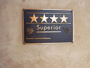 Um certificado, prêmio, placa ou outro documento exibido em Hotel Victoria