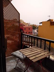 un banco en un balcón con vistas a la ciudad en Apartamento Bello Bello, en Valle Gran Rey