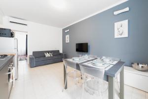 Televízia a/alebo spoločenská miestnosť v ubytovaní Roomy Apartment close to Subway M5!