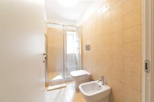 Kúpeľňa v ubytovaní Roomy Apartment close to Subway M5!