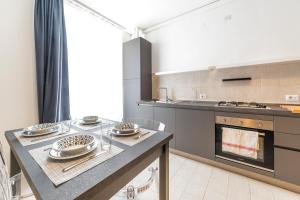 Kuchyňa alebo kuchynka v ubytovaní Roomy Apartment close to Subway M5!
