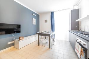 Kuchyňa alebo kuchynka v ubytovaní Roomy Apartment close to Subway M5!