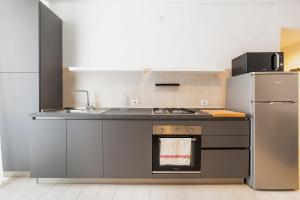 Kuchyňa alebo kuchynka v ubytovaní Roomy Apartment close to Subway M5!