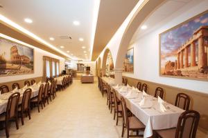 Termál Hotel Vesta tesisinde bir restoran veya yemek mekanı