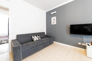 Televízia a/alebo spoločenská miestnosť v ubytovaní Roomy Apartment close to Subway M5!