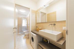 Kúpeľňa v ubytovaní Roomy Apartment close to Subway M5!