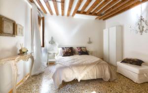 a bedroom with a white bed and a wooden ceiling at Laguna724 in Venice