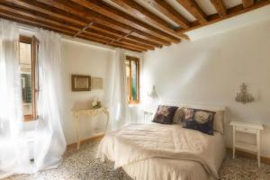 a bedroom with a bed in a room with wooden ceilings at Laguna724 in Venice