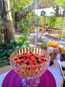 uma taça de fruta sentada em cima de uma mesa em Pousada Rancho dos Ipês em Alto Paraíso de Goiás