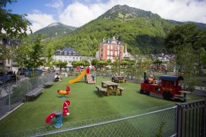 um parque infantil com um comboio num campo de relva em Studio Les Marmottes hypercentre de Cauterets em Cauterets