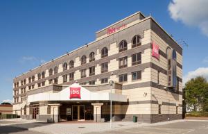 a large building with a fed ex sign on it at ibis Southampton in Southampton