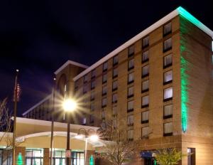 un edificio con luces verdes por la noche en Lynchburg Grand Hotel, en Lynchburg