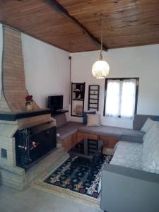 Posezení v ubytování Panos and Chrisas House