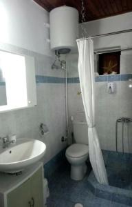 Vonios kambarys apgyvendinimo įstaigoje Panos and Chrisas House