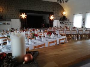 Restorāns vai citas vietas, kur ieturēt maltīti, naktsmītnē Pension & Gasthof Erbgericht Höhenlage 850m