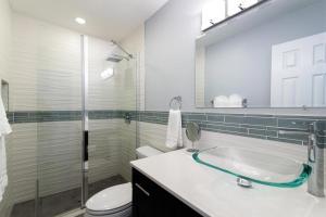 Koupelna v ubytování Kaibo Dreams - Modern Condo with Shared Pool & Jacuzzi, Walk to Restaurants + 4 fotografie