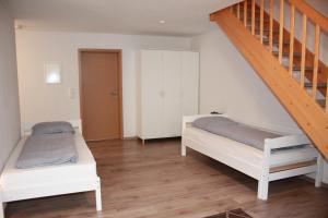 1 Schlafzimmer mit 2 Betten und einer Treppe in der Unterkunft Wunderschöne Wohnung mit großen Terrasse in Mülheim Heißen in Mülheim an der Ruhr