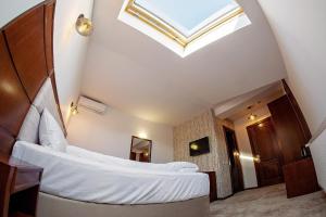 Un pat sau paturi într-o cameră la Hotel Buchenland