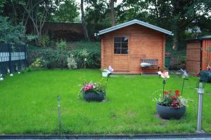 Puutarhaa majoituspaikan Wunderschöne Wohnung mit großen Terrasse in Mülheim Heißen ulkopuolella