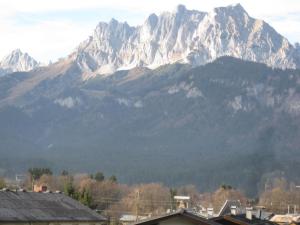 pasmo górskie z miastem i domami na pierwszym planie w obiekcie Apartment A'Horn w mieście Sankt Johann in Tirol