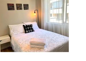 Un dormitorio pequeño con una cama y una ventana. en Top Mosman Location, en Sídney