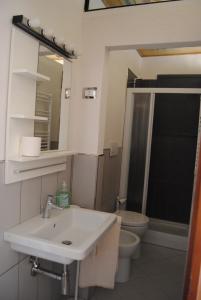 bagno con lavandino, servizi igienici e specchio di I Balconcini a Siena
