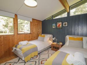 Blue Pine Lodge tesisinde bir odada yatak veya yataklar