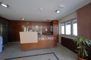 eine Lobby mit einer Rezeption in einem Gebäude in der Unterkunft Motel Mujanic Sarajevo in Sarajevo