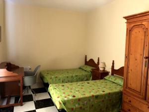 a bedroom with two twin beds and a desk at Alojamiento Rural VillaSol in La Piedra de la Sal +11 photos