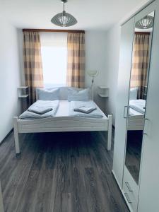 een slaapkamer met een bed en een grote spiegel bij Charmante 3Zi-Ferienwohnung im Landhausstil in Kaufbeuren