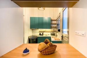 Kuchnia lub aneks kuchenny w obiekcie Acropolis Slow Living apt under the Parthenon