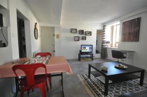 TV a/nebo společenská místnost v ubytování sassenage au pied du Vercors 2 appartements