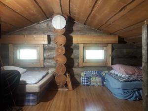ルカにあるChalet Ankkaの二段ベッド2組、窓2つが備わる客室です。