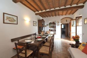 een keuken en eetkamer met een tafel en stoelen bij Casa Emilia in Chiusdino