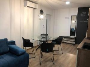 uma sala de estar com uma mesa de vidro e cadeiras em Apartment Šelih em Maribor