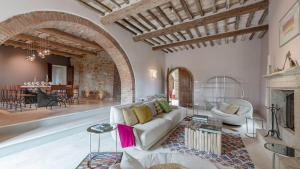uma sala de estar com um sofá branco e uma lareira em Palazzone em Torrita di Siena