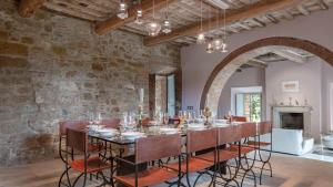 comedor con mesa grande y sillas en Palazzone, en Torrita di Siena