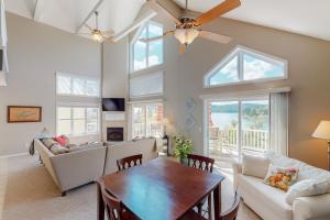 a living room with a ceiling fan and a table at Lake Casa in Norris