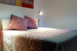 Una cama con dos almohadas encima en una habitación. en Vivienda vacacional A38473 bonita, agradable y tranquila en Tenerife, en Costa del Silencio 9 fotos más