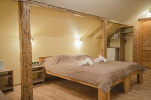 מיטה או מיטות בחדר ב-Veldzes Nams
