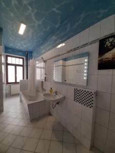 ライプツィヒにあるArt-Haus-Leipzigのバスルーム(洗面台、鏡付)