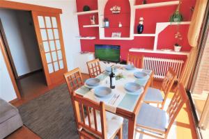 A television and/or entertainment centre at Carmen Seaview & Beach - Apartment