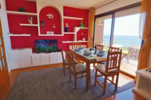 A television and/or entertainment centre at Carmen Seaview & Beach - Apartment
