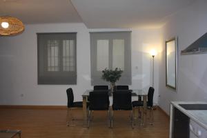comedor con mesa y sillas en Coliseo Premium Apartment, en Sevilla