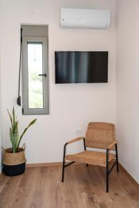 Televízia a/alebo spoločenská miestnosť v ubytovaní Horizon Villa Almyrida