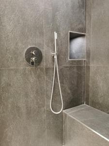 ein Bad mit einer Dusche mit einem Duschkopf in der Unterkunft Pergolesi Apartments in Mailand