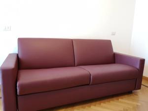 eine braune Couch in einem Zimmer mit Aeromott in der Unterkunft Pergolesi Apartments in Mailand